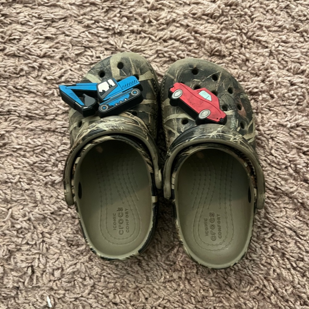 Kids Camo Clogs with Vehicle Charms